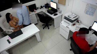 martinasmith a csöcsös maca az irodában kefél a munkatársával