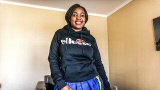 Afró Amerikai iskolás leányzó munkát keres a tanulmányaihoz