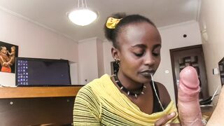 Nyakörves fekete kéjnő nyáladzik a főnök pöcsén