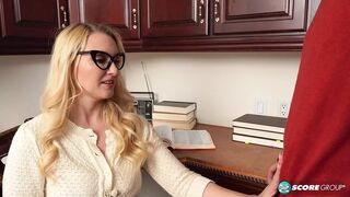 Szexy 40-es Julia Robbie és a tini hapsi