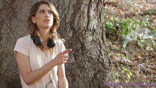 Alexa Grace fiatal vaginája forrón dörzsölődik lesbi szerelmében