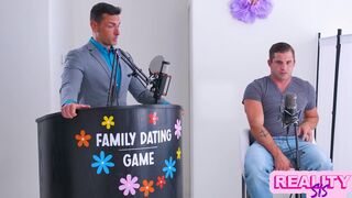 Chanel Camryn faszőrült világos szőke kishölgy nyeri a randi játékot és mostohabátyja farkával teljes gruppen szex kavarodik