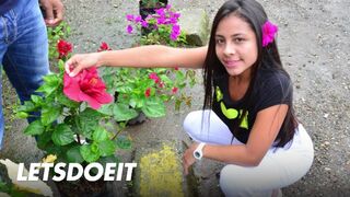 A fekete hajú brazil milf-et utcai vadászatban szerezzük be mély dugásra