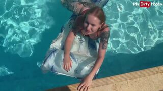 Emma wolf a tüzes pipi aki a medencében dug vadul