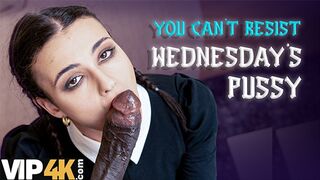 Lispy wednesday kefélte a nevelő apa gigantikus faszát mint egy igazi kutyaként