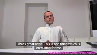 Vonzó milf ügynök teszteli a durva csávót