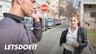 Lenyűgöző turista Silvia Dellai mélyen megkettyintve egy helyi pali által