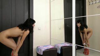 Zsenge maca szőrös puncival masturbál a tükör előtt