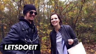 Gigantikus keblű fekete hajú német leányzó felvétel a méretes kombiban vad baszásra