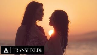 Alkonyat után brutális baszás: Tori Easton durván megdugja Charlotte Sins bikini babát