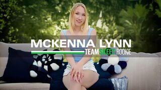 Mckenna Lynn legelső pornója: világos szőke kis csaj vad faszas kalandja
