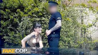 Rendőr megdugja a sötét hajú geek csajszikát és rálövi a szemüvegére - fake cop
