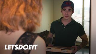 Megcsaló nuni Arian Joy először a barátját baszogatja, aztán a kézbesítő pasas megdugja jól