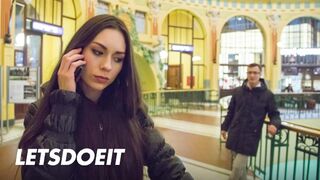 Arwen Gold szűk punciba vágyik egy külföldi léce kalandra