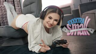 Pici fiatal kisasszony Aria Banks elkapja magas mostohabátyját Chris Epicet, aki a szobájában veri a léce