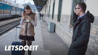 Selvaggia zsenge fiatalasszony felfogta Charlie Dean óriási faszát egy gyors pov dugásra