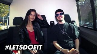 Karcsú afrikai Coco Kiss pénzért leszopja a óriási fekete fazt az autóban