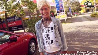 Utcán bujálkodás német benzinállomáson: pov milf orál