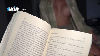 Nevelő hugom csábított el olvasás közben – ízletes közeli dörzsölés a gigantikus fenekű tinitől