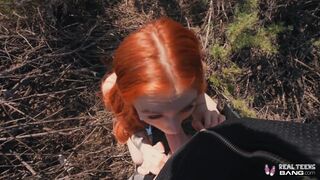 Bombázó vörös fiatal Madi Collins kibelezi a puncáját és keményen megdugja a nagyméretű pöcse