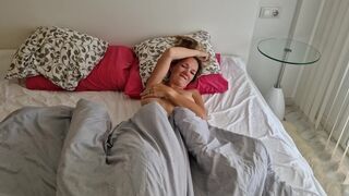 Izgató fickó megbassza a haver feleségét, miután az lelépett, és pov videót készít neki