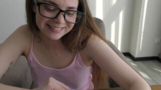 Csintalan zsenge könyvmoly tanul anatómiát egy igazi óriási faszon! 18 éves