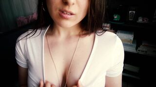 Zsenge amatőr fekete hajú méretes cicis csaj asmr relax szexelése