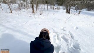 Ázsiai fitnesz pipi keményen megdöngetve a hidegben -20°c-on