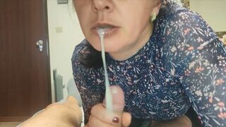 Ne mondd el senkinek! bűbájos milf nevelő anya szopással segít a nevelő fiának és szájába élvez