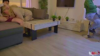 Mostohaanya cidázza a nevelő fia farkát és fenékbe basszák a férje háta mögött