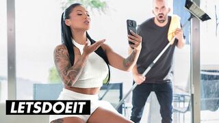 Szenvedélyes Latin MILF Mariana Martix Keményen Megkúrva az Asszisztens által a LetsDoeIt Csatornán