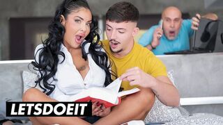 Kezdő angolos kiscsaj seggben profi a LetsDoeIt csatornán