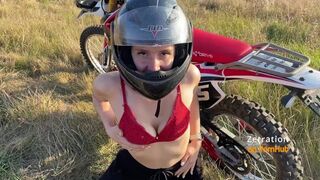 Fullos motoros pipi cidázza a motorost az enduro mezőn