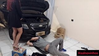 Autótulaj leányzó rákívánt a szerelőjére!