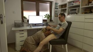 Titkárnő kávét hoz az irodába, majd keményen meglovagol a szűk puncijával, arcra élvezés