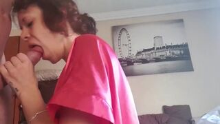 Göndör hajú milf cidázza és veri a farkamat amíg elélvezek