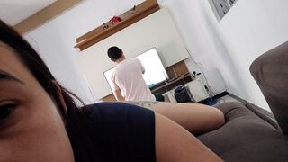 Szeretnék kufircolni ezzel a szerelővel, mutatom neki a gigantikus seggem, hátha bejön!