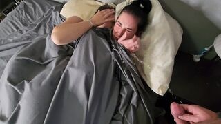 Dupla pici kannás fekete hajú lányra pisil az ágyban majd pisi áztatta bugyijukban csókolóznak