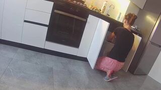 Bűbájos nej a szomszéddal szexel a konyhában - igazi megcsalás