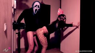 Maszkos őrült keményen megbassza a csoki sunát a tükör előtt - halloween szerepjáték fétis páros játék