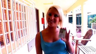 Mickenzie Moore világos szőke főiskolás csajként cumizza és lovagolja a vastag hímvesszőt