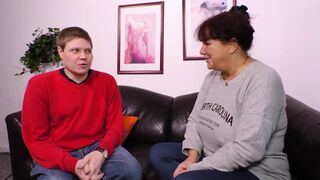 Vörös hajú milf hatalmas mellekkel cidázza a kárót és hagyja hogy keményen megdugják
