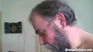 Fiatal vörös maca cumizza és lovagol a nagypapa hímvesszőjén