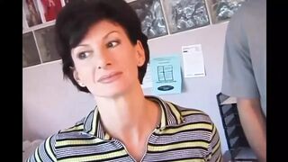 Sharon Mitchell feleségként cidázza és valagba veszi Mark Wood farkát retro stílusban
