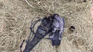 Gigantikus fenekű szépkorú nő cidázza a paraszt farkát a disznóólban