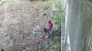 Krissy Kage fekete hajjal durván reszelve az elhagyott épületben