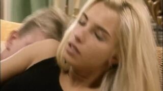 Timea Margot gigantikus farkat kap a retro Lover's Lane legelső epizódjában